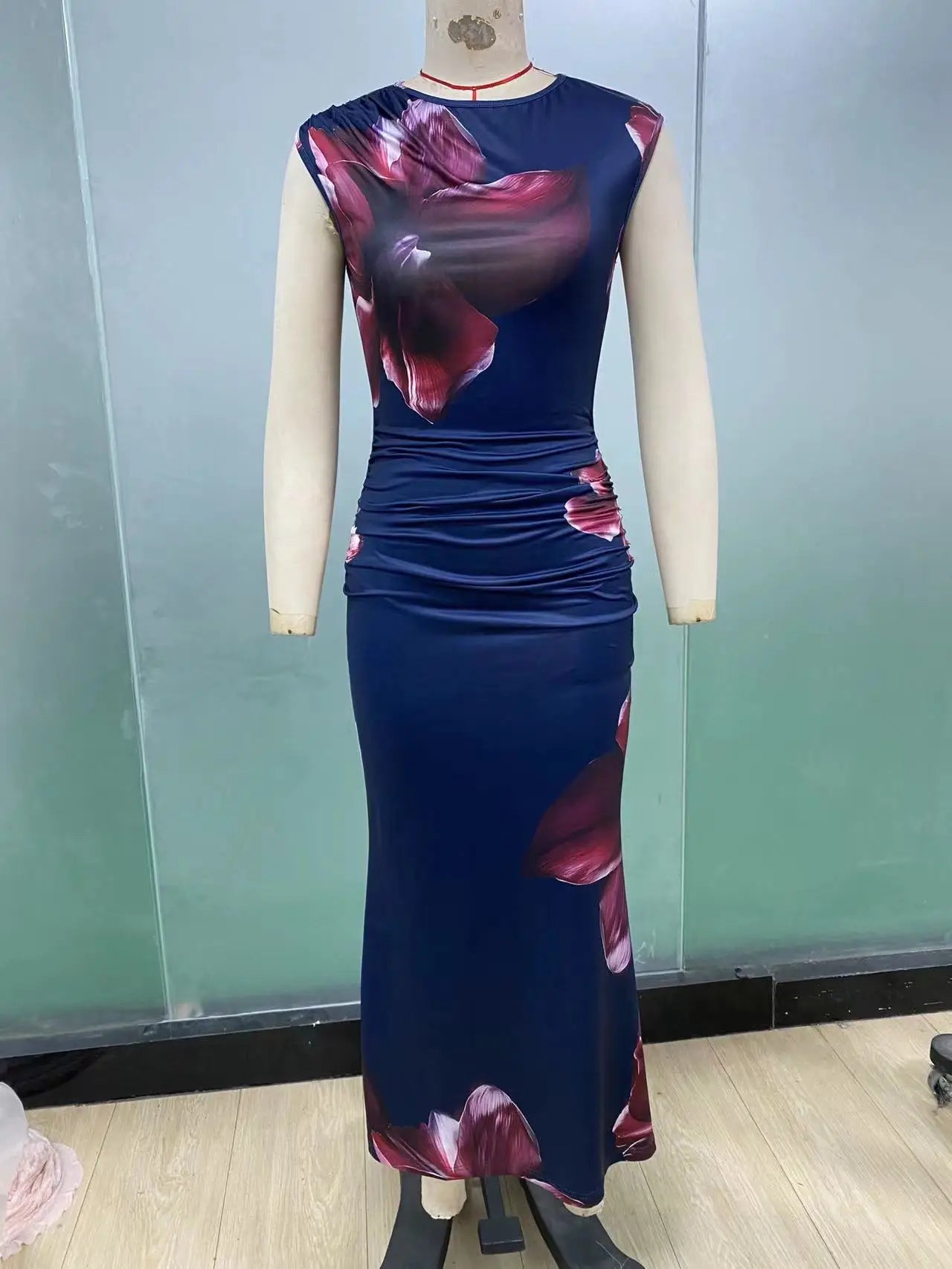 Sexy sleeveless bodycon maxi dress with floral print and O-neck design for women summer party.