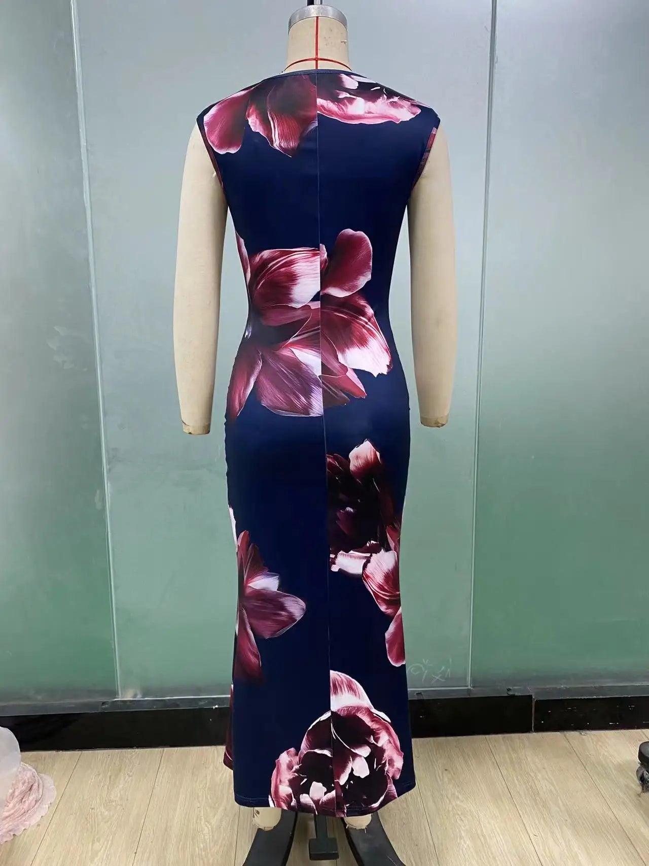 Slim fit sleeveless sexy bodycon maxi dress with floral print and O-neck design for women summer party.